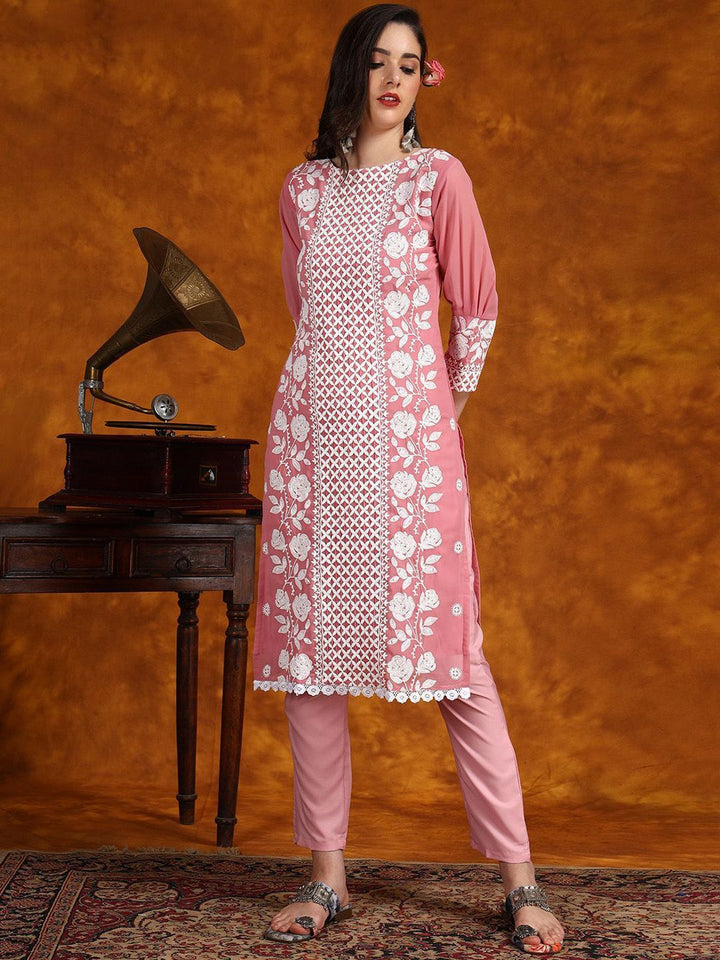 Kalini Floral bersulam chikankari kurta dengan seluar & dupatta