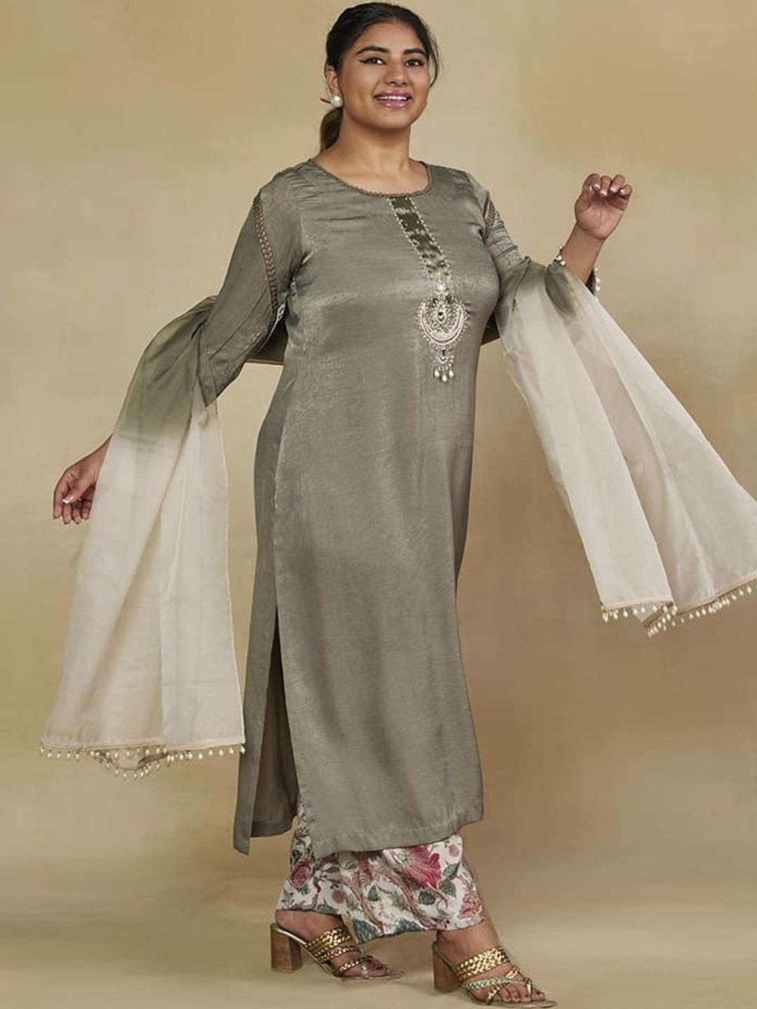 Mamicha Embroidered Round Neck Kurta Set