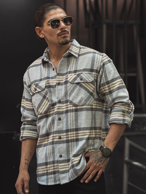 Powerlook lelaki menyebarkan kolar tartan memeriksa baju kasual