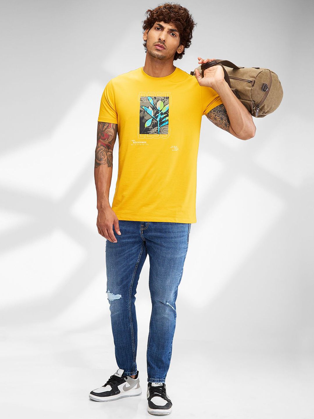 SPYKAR Men Slim Fit Mildly Distressed Light Fade Stretchable Jeans