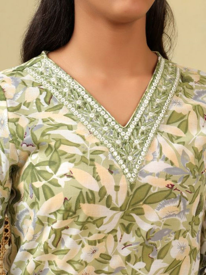 Mamicha Women Floral Printed Regular Thread Work Pure Cotton Kurta with Trousers & With Dupatta