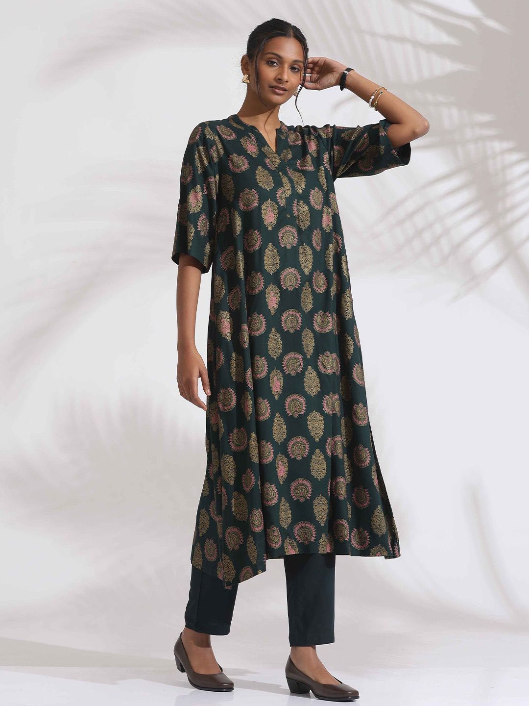 trueBrowns Floral Printed Straight Kurta with Trousers