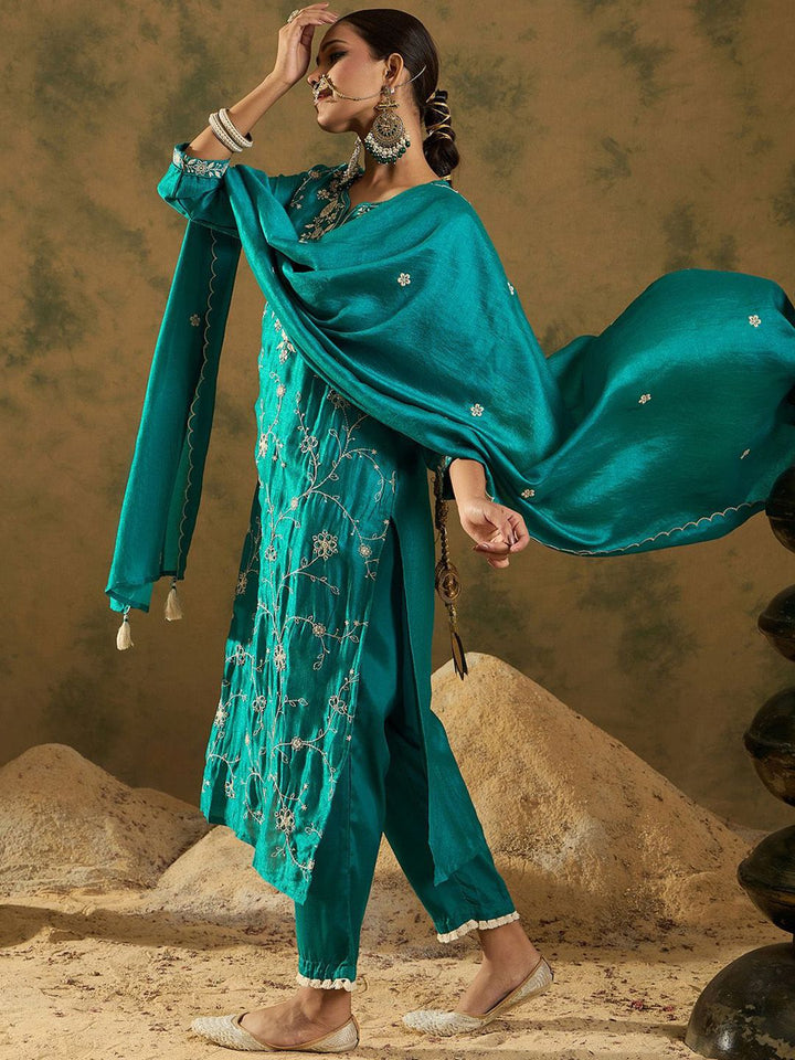 Indo Era Ethnic Embroidered Thread Work Regular Sleeves Round Neck Silk Blend Kurta Set