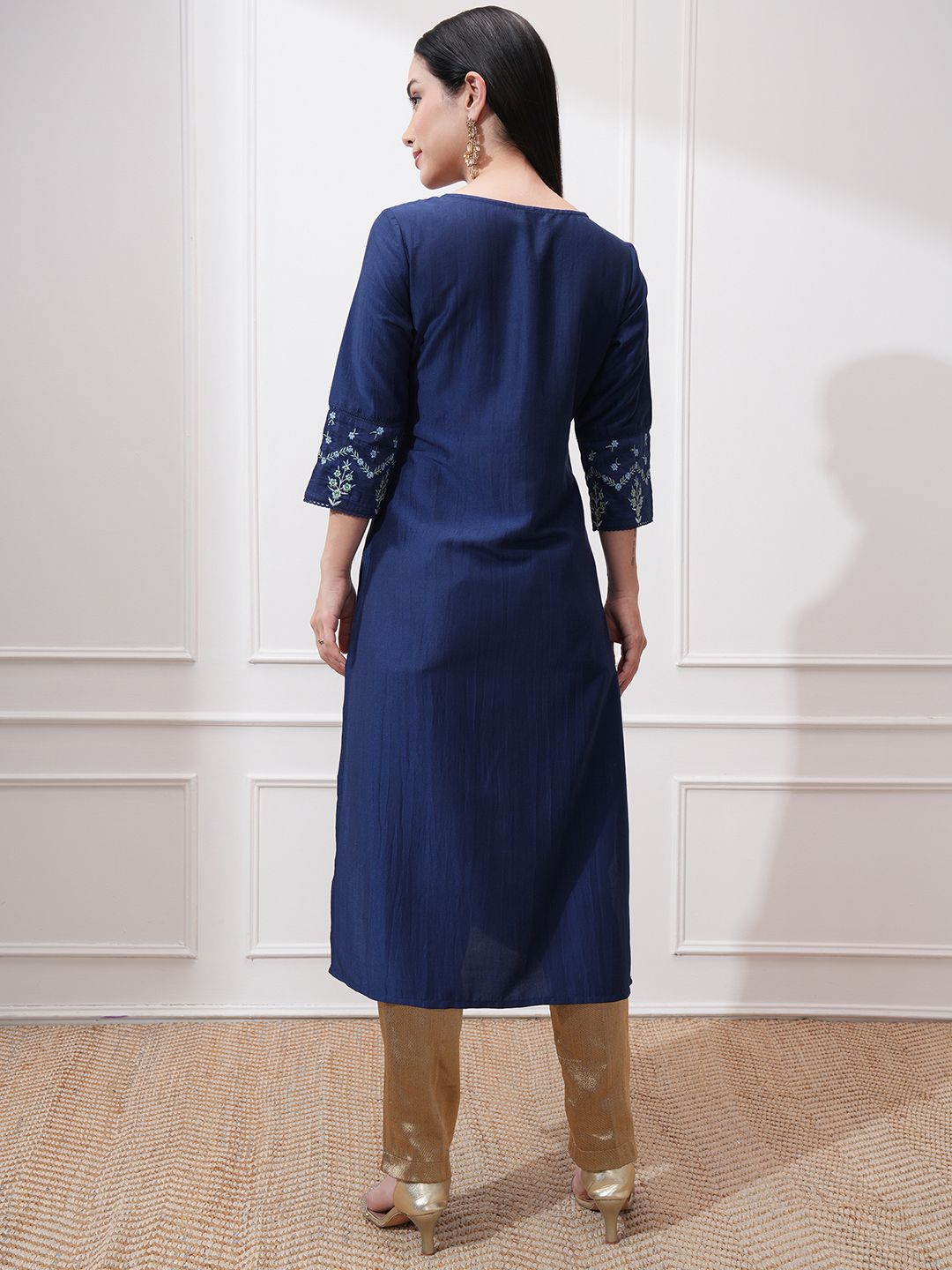 Vishudh Round Neck Three-Quarter Sleeves Thread Work Straight Kurta