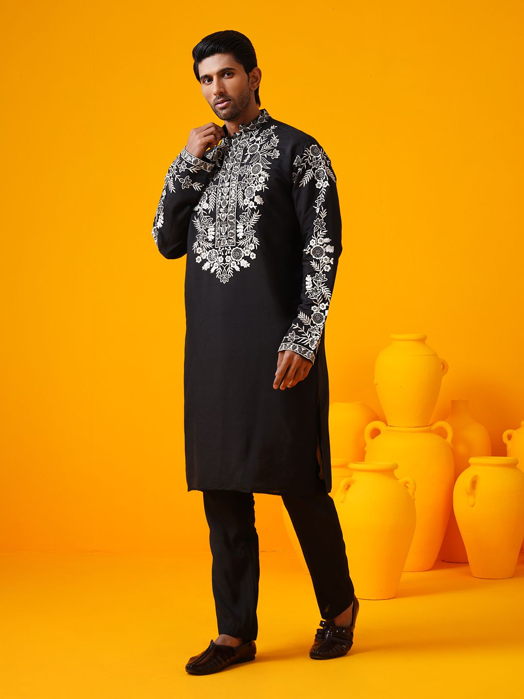 SOJANYA LUXE Kolar Mandarin Sulam Bunga Berlabuci Kurta Lurus Dengan Seluar