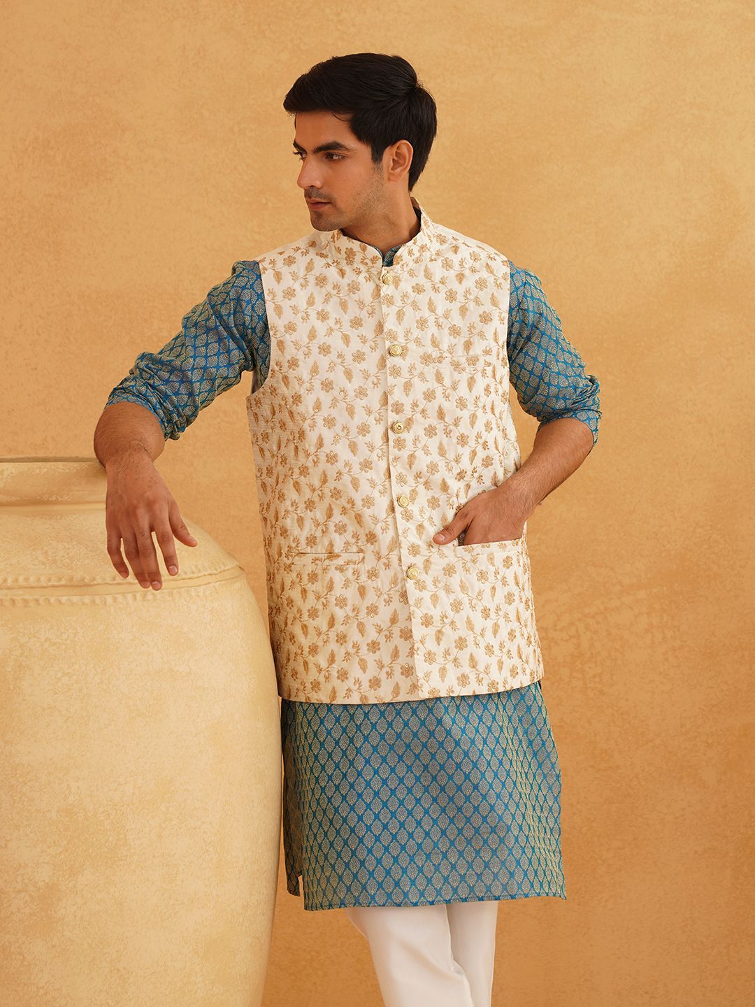 SOJANYA Motif Etnik Bercetak Kurta Kolar Mandarin Dengan Jaket Churidar Dan Nehru