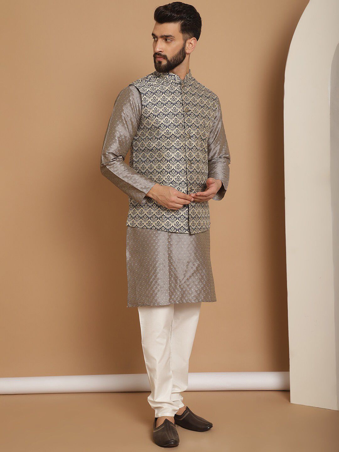 Motif Etnik Kelabu Anouk Rekaan Tenun Kurta Lurus Dengan Jaket Churidar & Nehru