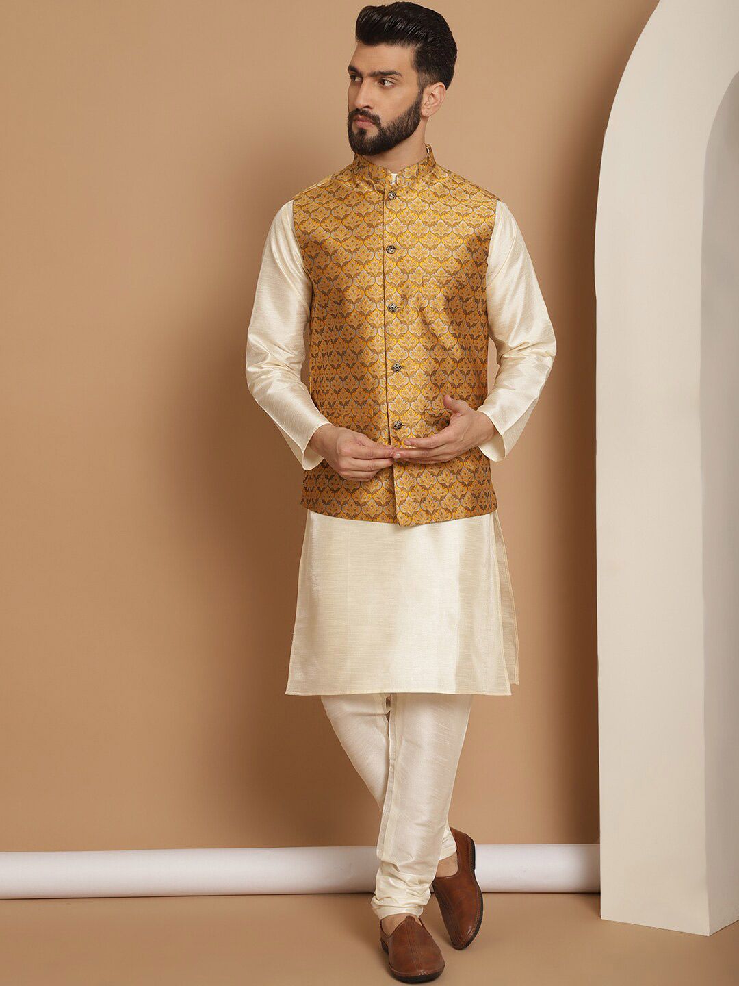 Anouk Mandarin Collar Knee Length Kurta Biasa dengan Churidar