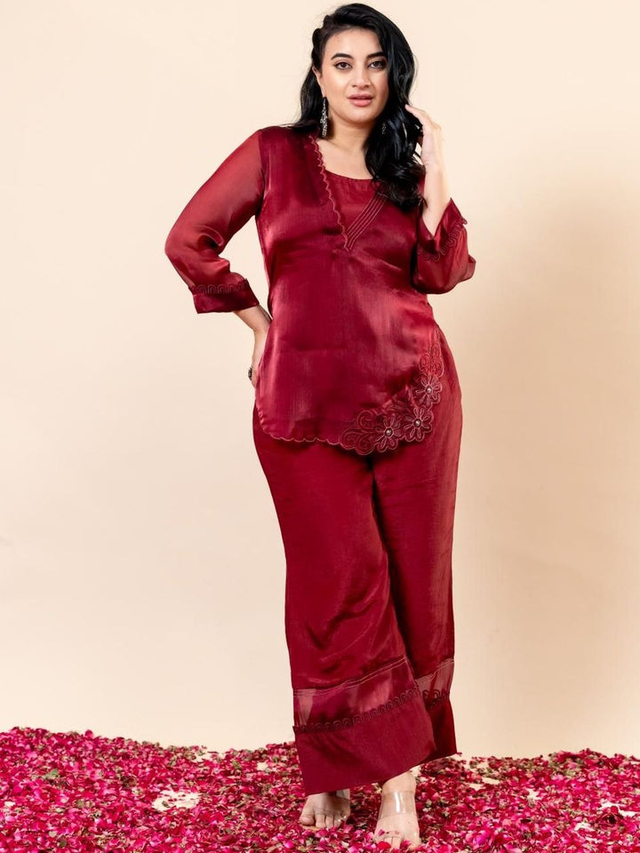 Set Atasan Leher Bulat Bersulam Mamicha Gauhar & Seluar Co-Ords