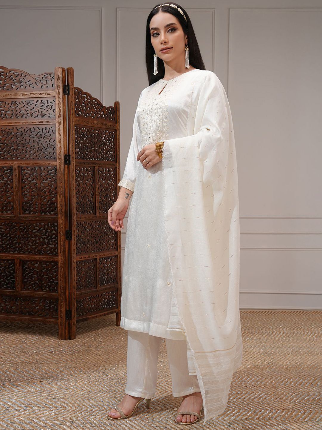 Vishudh Women Embroidered Straight Kurta With Regular Pants & Organza Dupatta