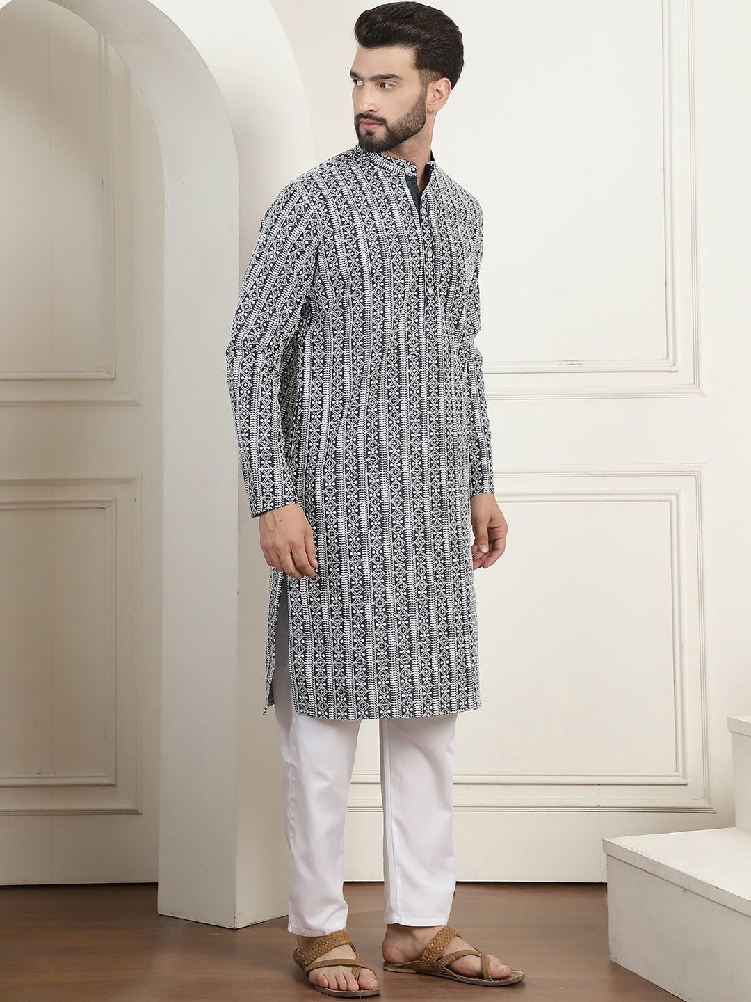 Anouk Sulam Kapas Tulen Kolar Mandarin Lengan Panjang Kurta Lurus dengan Churidar