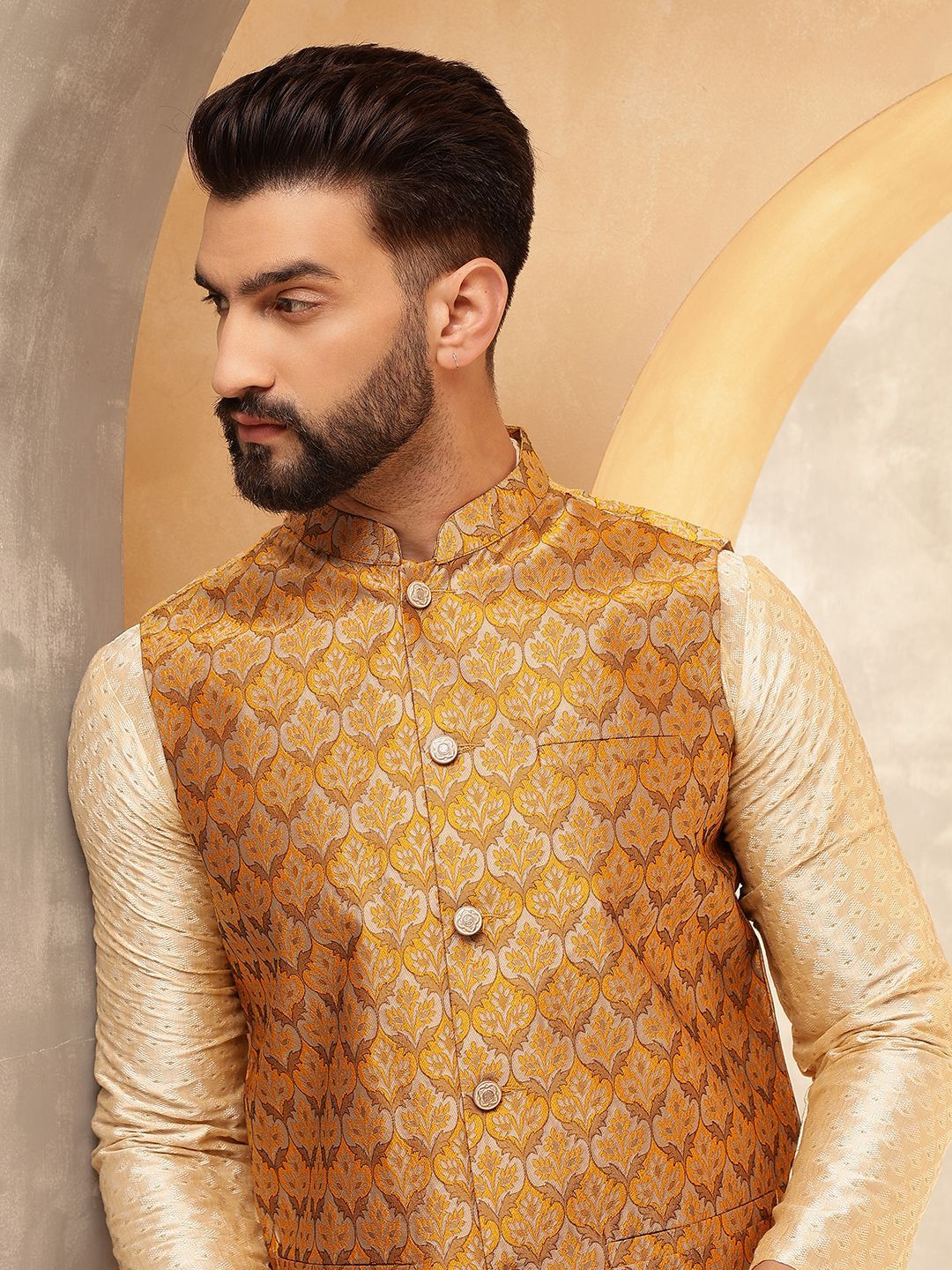 Anouk Beige Woven Design Jacquard Silk Straight Kurta Dengan Piyama Dan Jaket Nehru