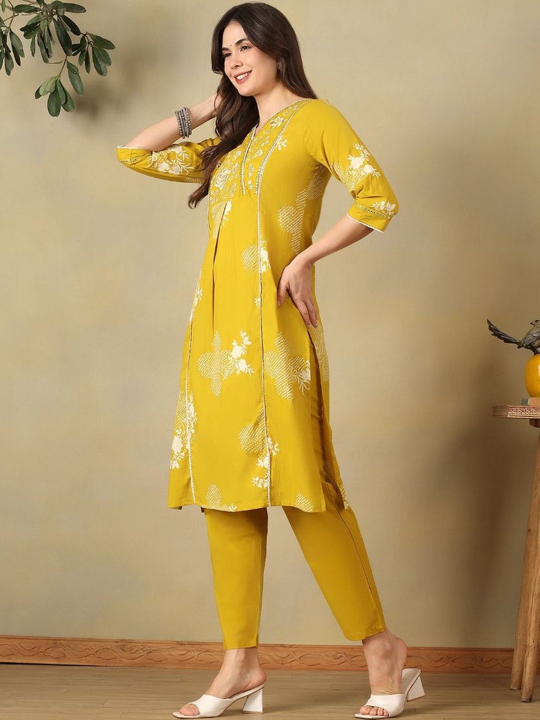 Mamicha Women Floral Printed Regular Thread Work Pure Cotton Kurta with Trousers & With Dupatta