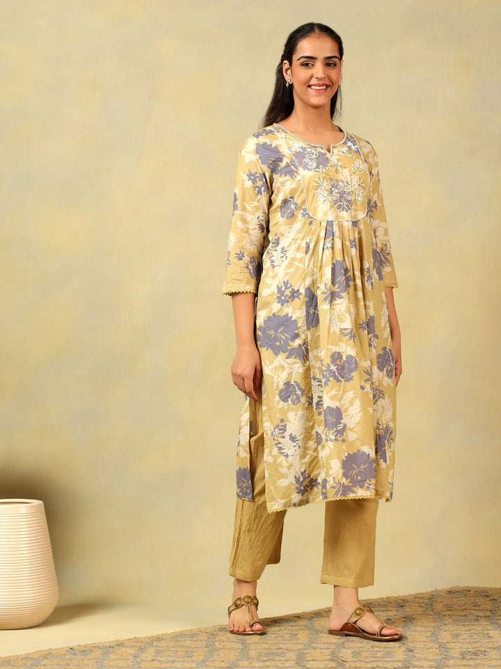 Mamicha Women Floral Printed Regular Thread Work Kurta with Trousers