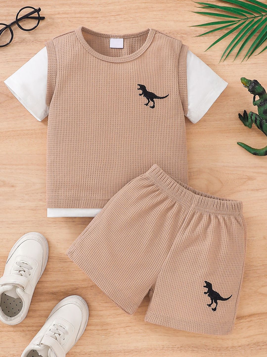 T-shirt leher pusingan anak lelaki YK dengan seluar pendek
