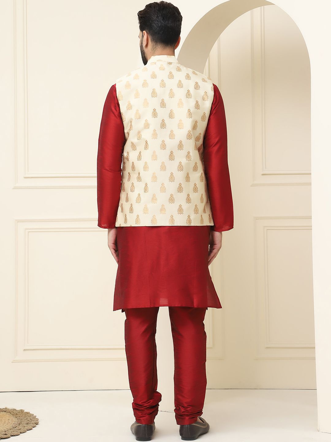 SOJANYA Mandarin Collar Zari Silk Cotton Straight Kurta dengan Piyama & jaket Nehru