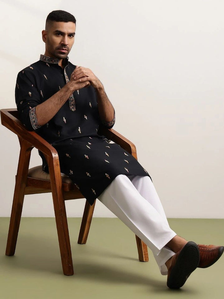SOJANYA Men Embellished Thread Work Kurta