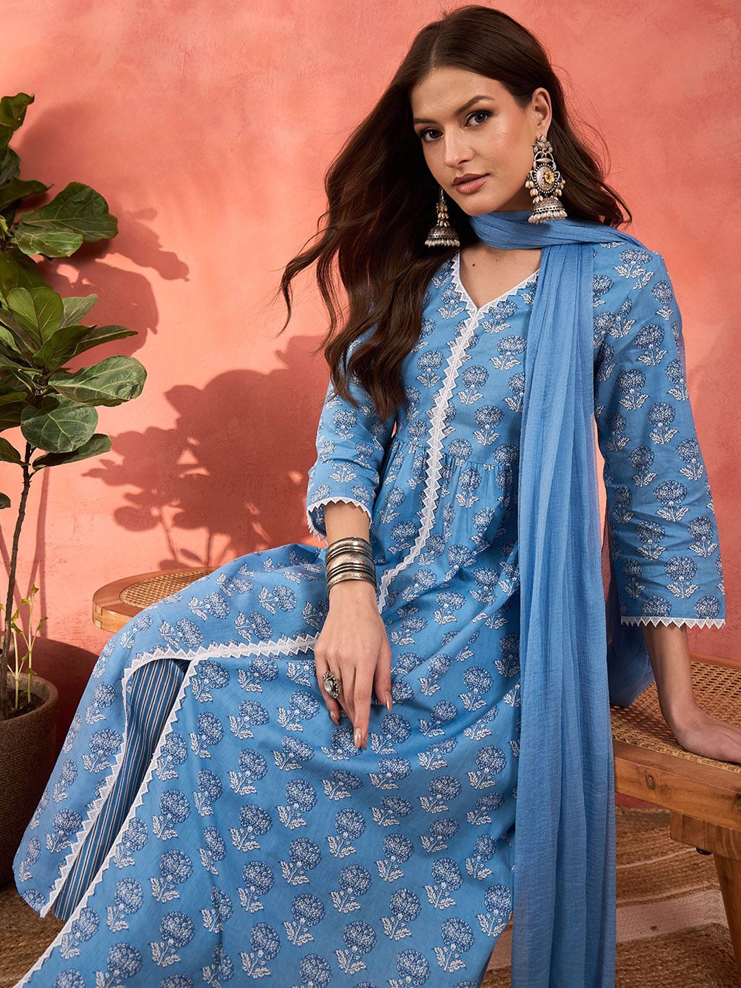 Shae oleh Sassafras Floral Printed V-Neck Pure Cotton A-line kurta dengan seluar & dupatta