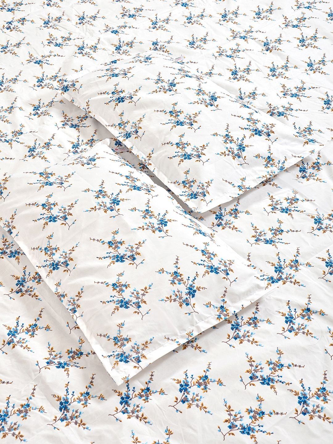 Myntra Elegant Homes White & Blue Floral 300 TC King Bedsheet with 2 Pillow Covers