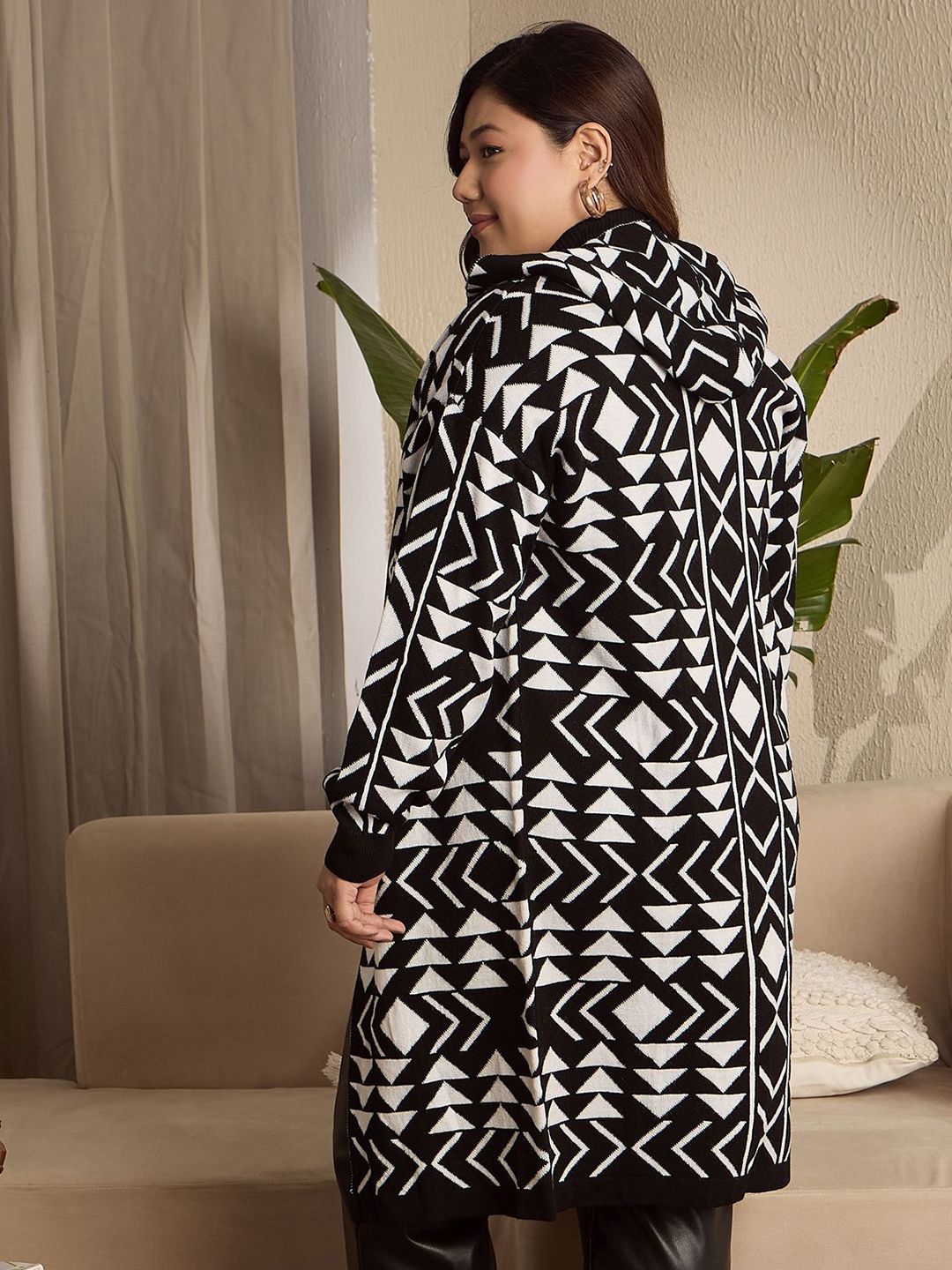 Berrylush Curve Women Geometric Printed Long Sleeves Longline