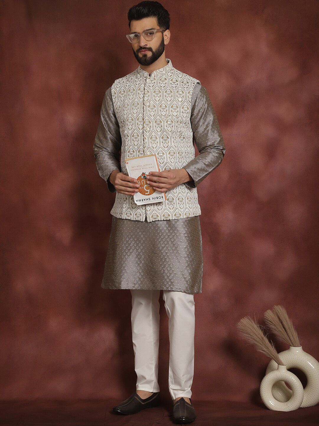 Motif Etnik Anouk Bersulam Kurta Lurus dengan Jaket Churidar & Nehru