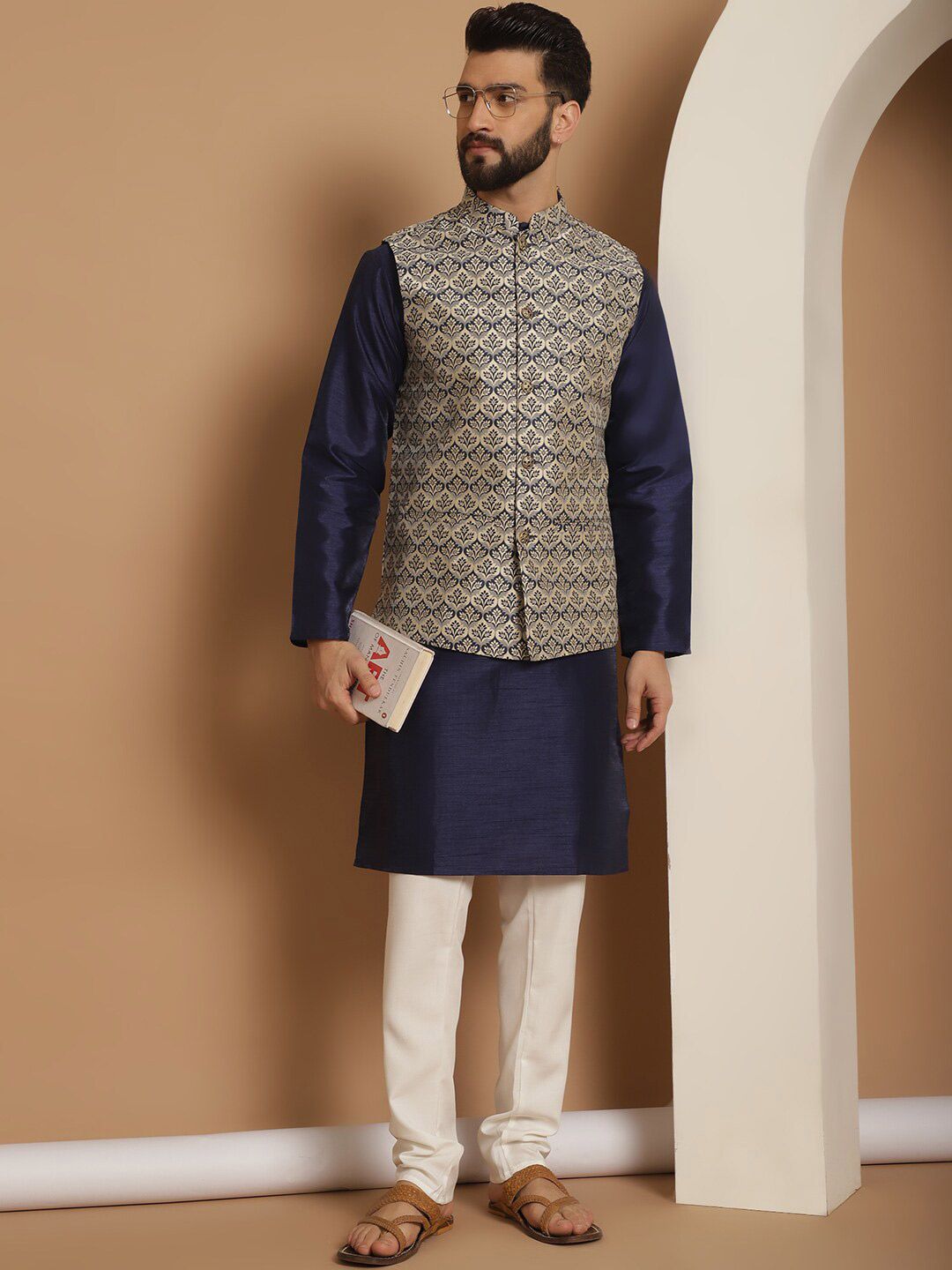 Kurta Lengan Panjang Kolar Mandarin Tenun Anouk dengan Jaket Churidar Nehru