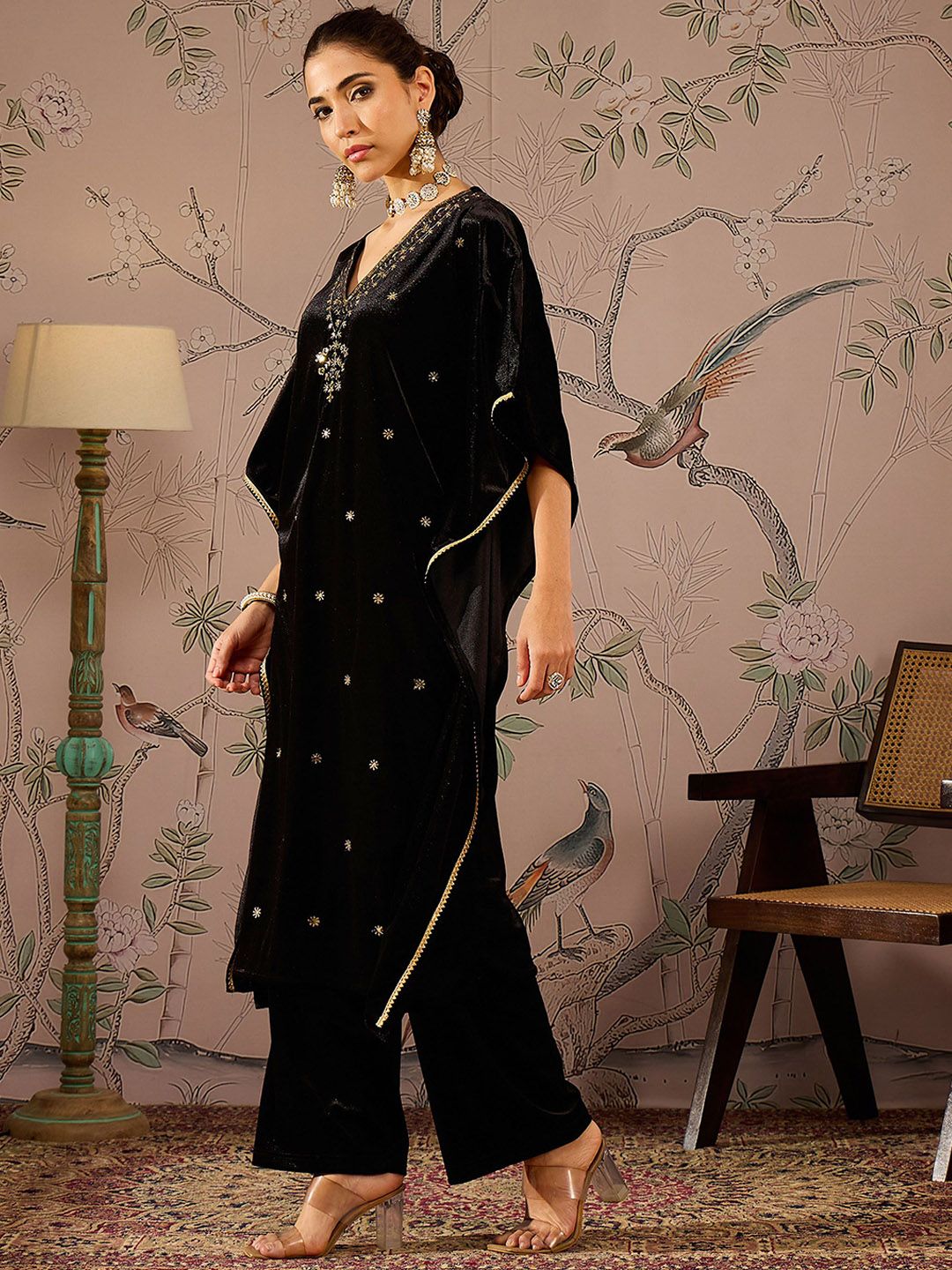 Shae oleh sassafras bunga bersulam v-leher tiga perempat lengan kaftan velvet kurta