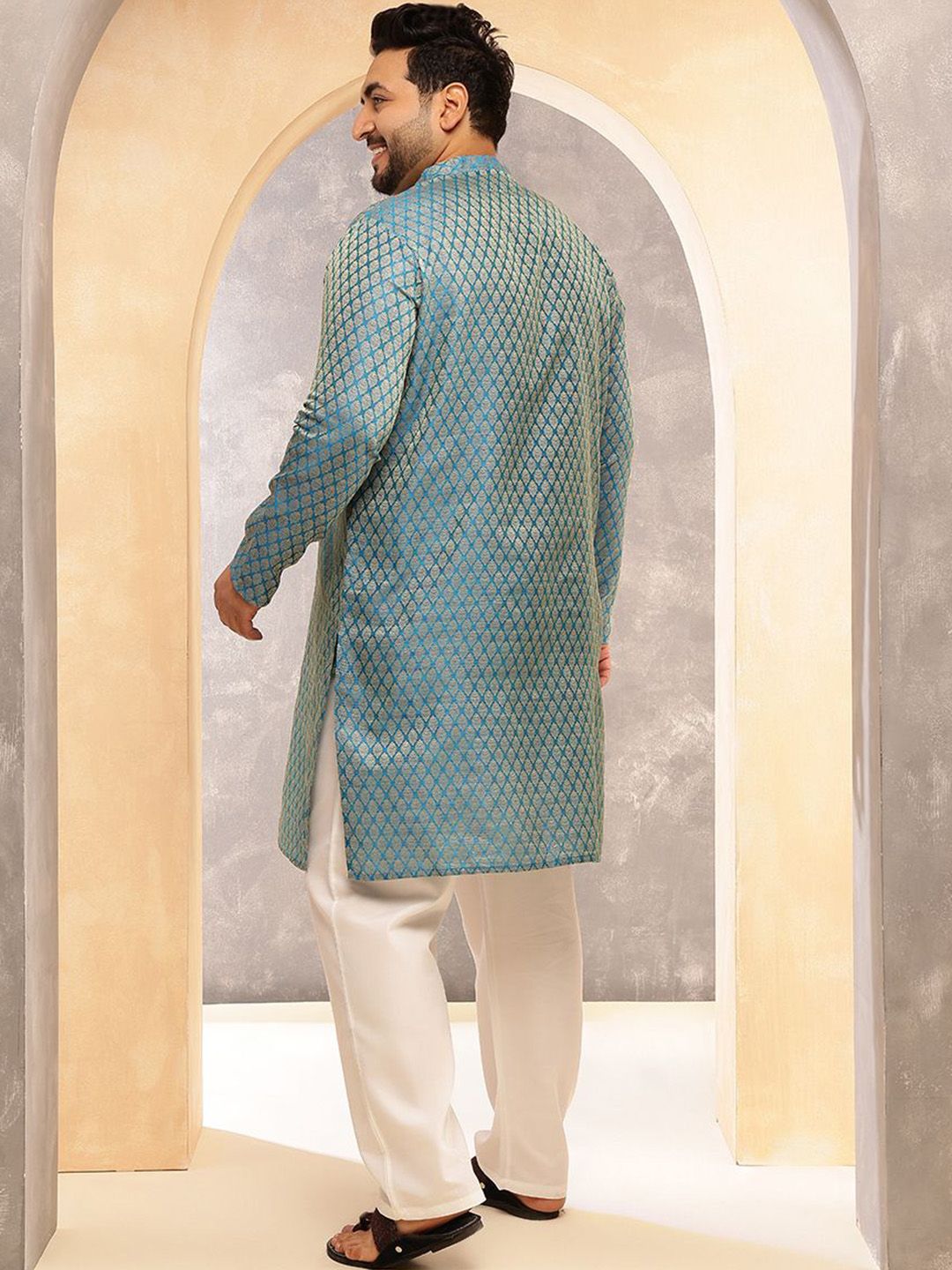 SOJANYA PLUS Floral Woven Design Mandarin Collar  Jacquard Silk Kurta With Pyjamas