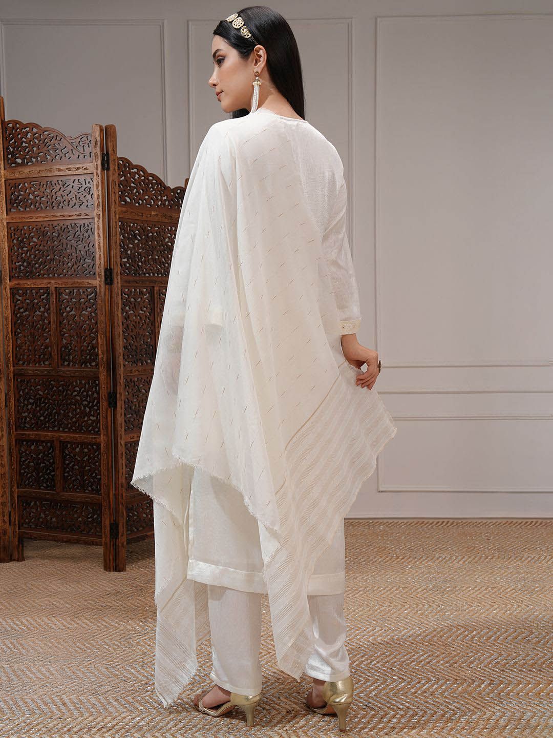 Vishudh Women Embroidered Straight Kurta With Regular Pants & Organza Dupatta