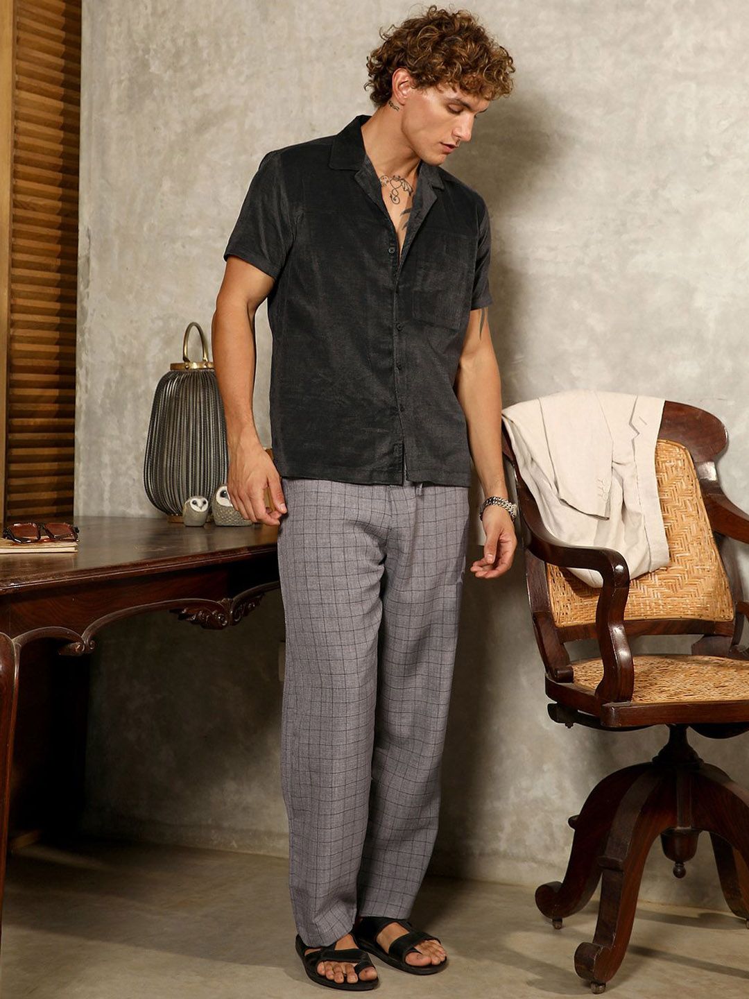 Campus Sutra Men Comfort Checked Relaxed Fit Mid-Rise Trousers