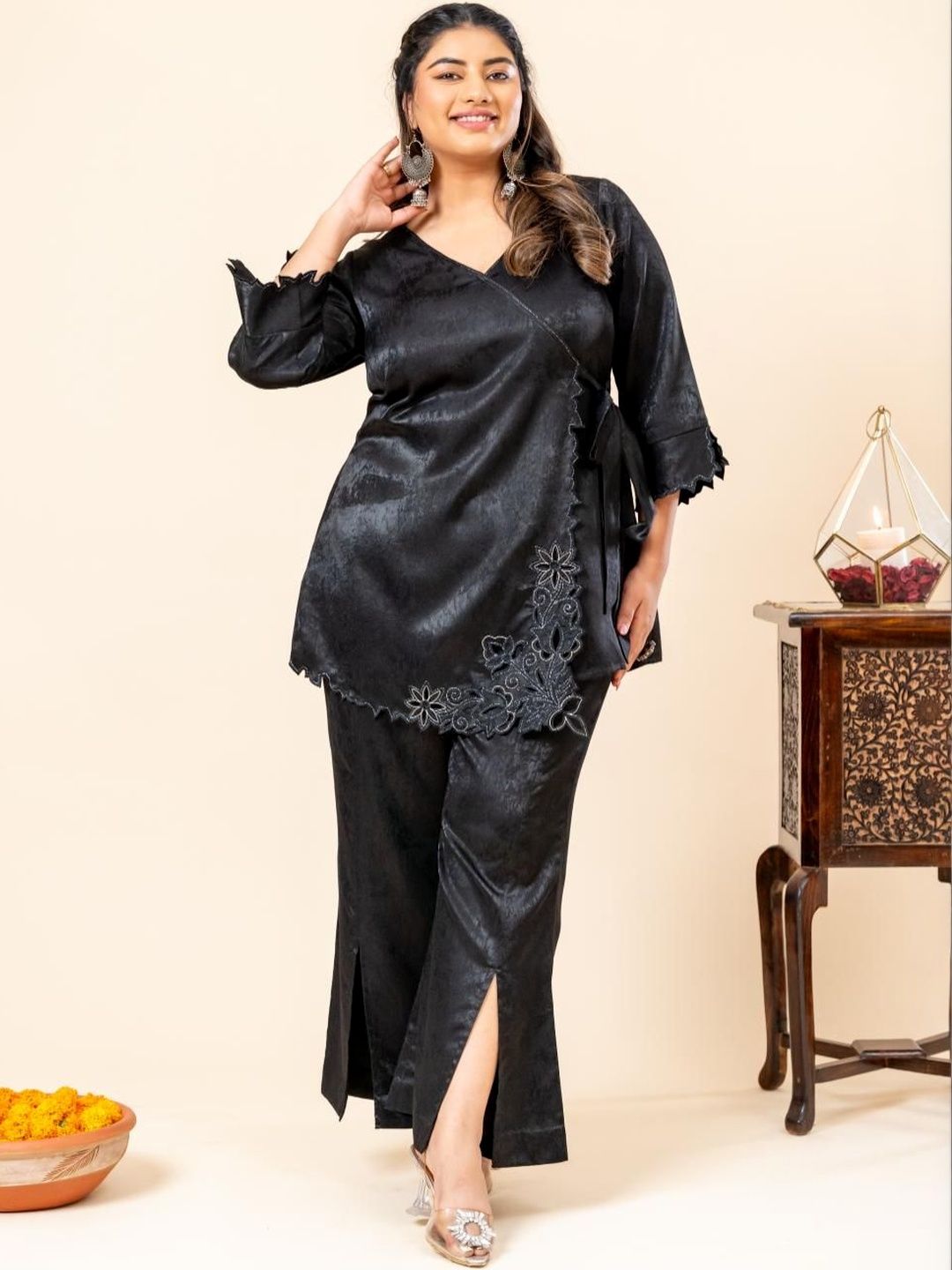 Mamicha Self-Designed V-Neck Kurta Set
