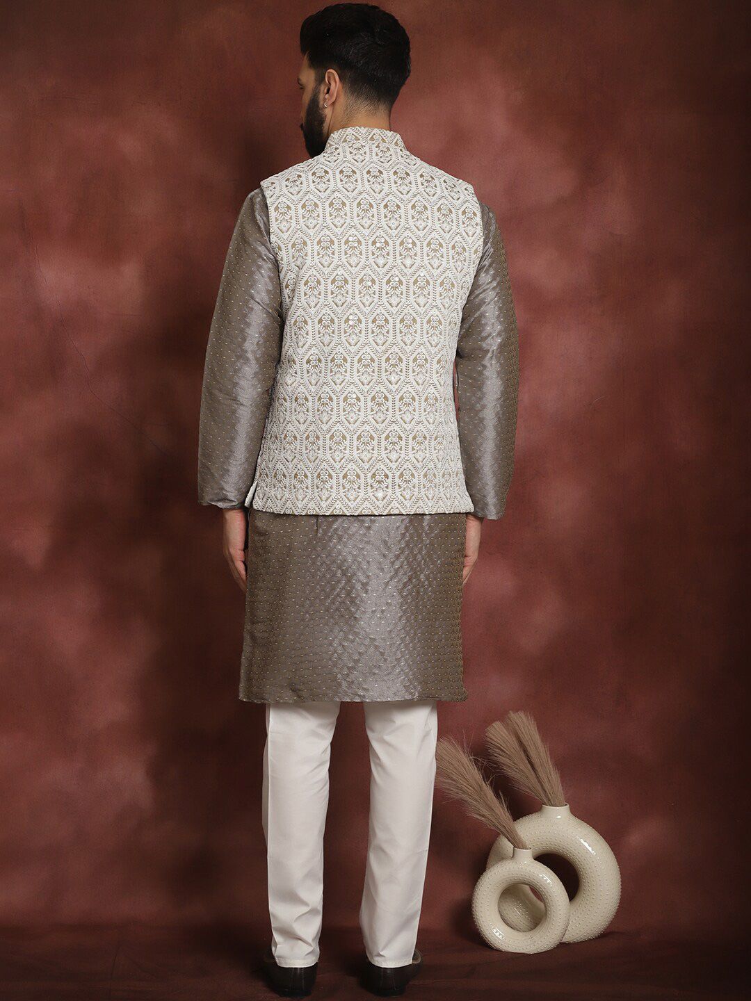 Motif Etnik Anouk Bersulam Kurta Lurus dengan Jaket Churidar & Nehru