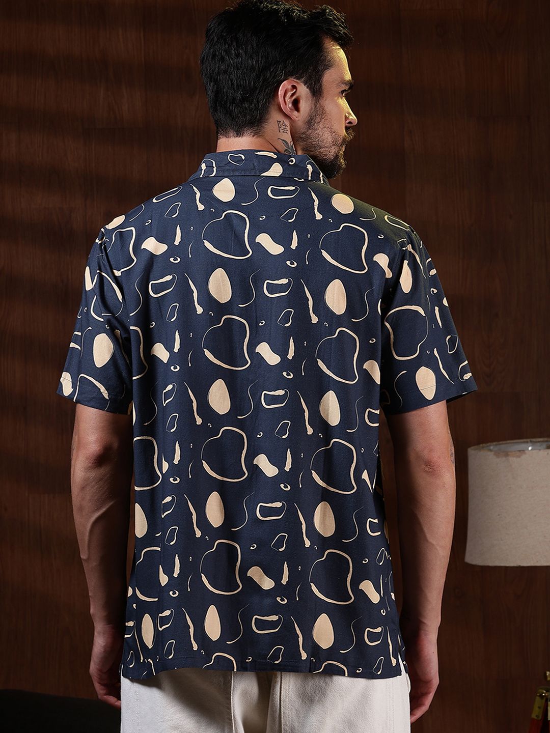 Baju Kasual Kapas Kolar Cuba Eszett Bercetak Abstrak