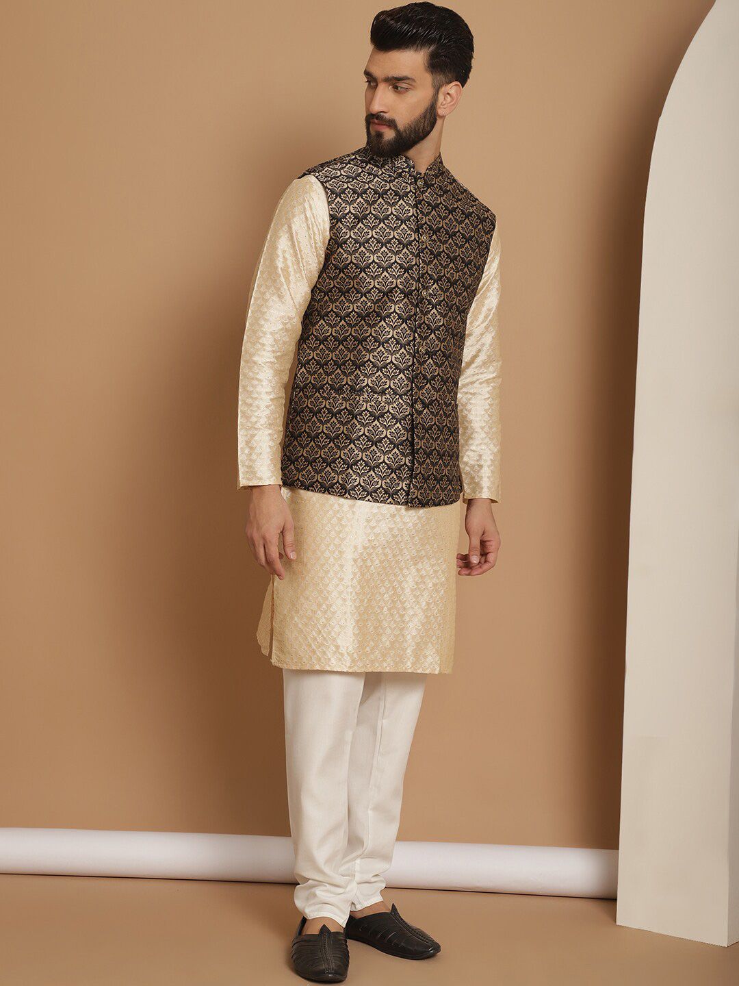 Motif Etnik Anouk Cetak Kurta Lurus Kolar Mandarin & Churidar Dengan Jaket Nehru