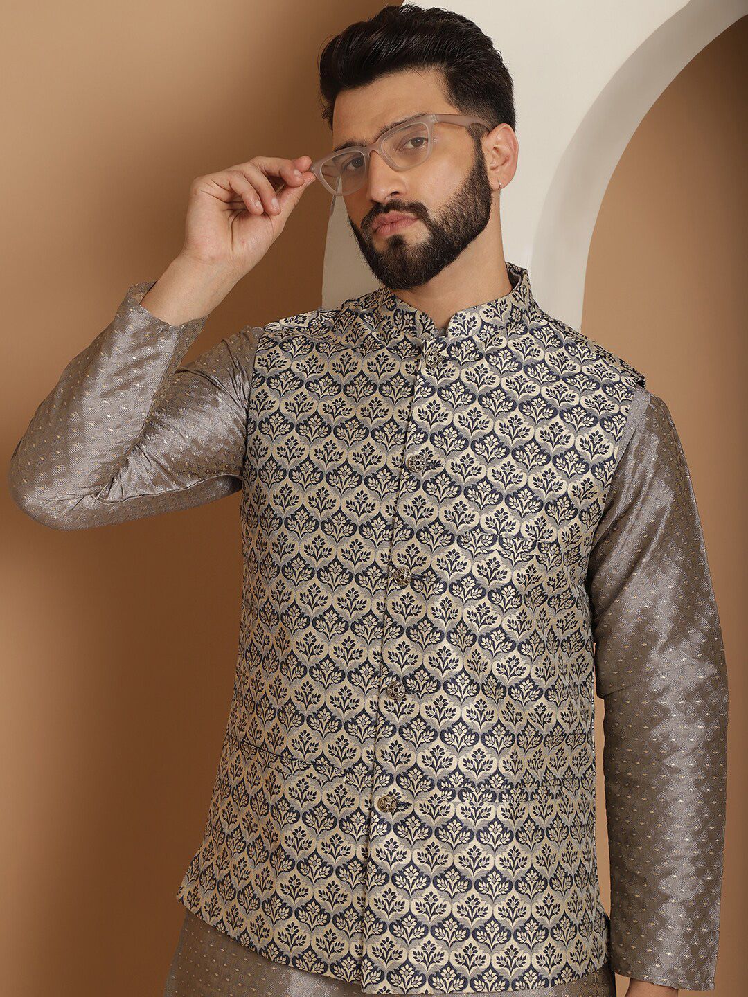 Motif Etnik Kelabu Anouk Rekaan Tenun Kurta Lurus Dengan Jaket Churidar & Nehru
