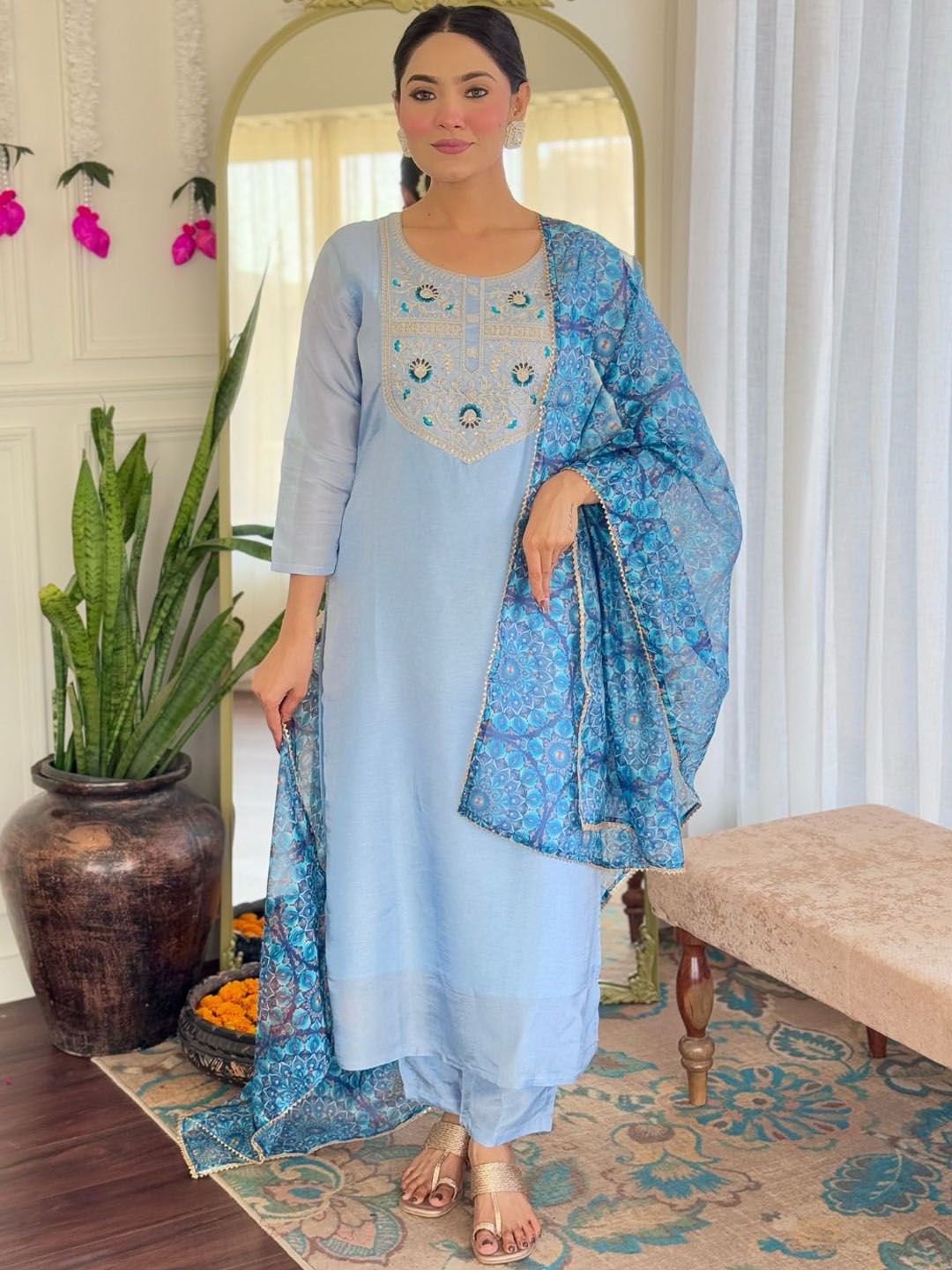 Kalini Wanita Motif Etnik Bersulam Kurta Kerja Bulat Biasa Dengan Seluar & Dengan Dupatta