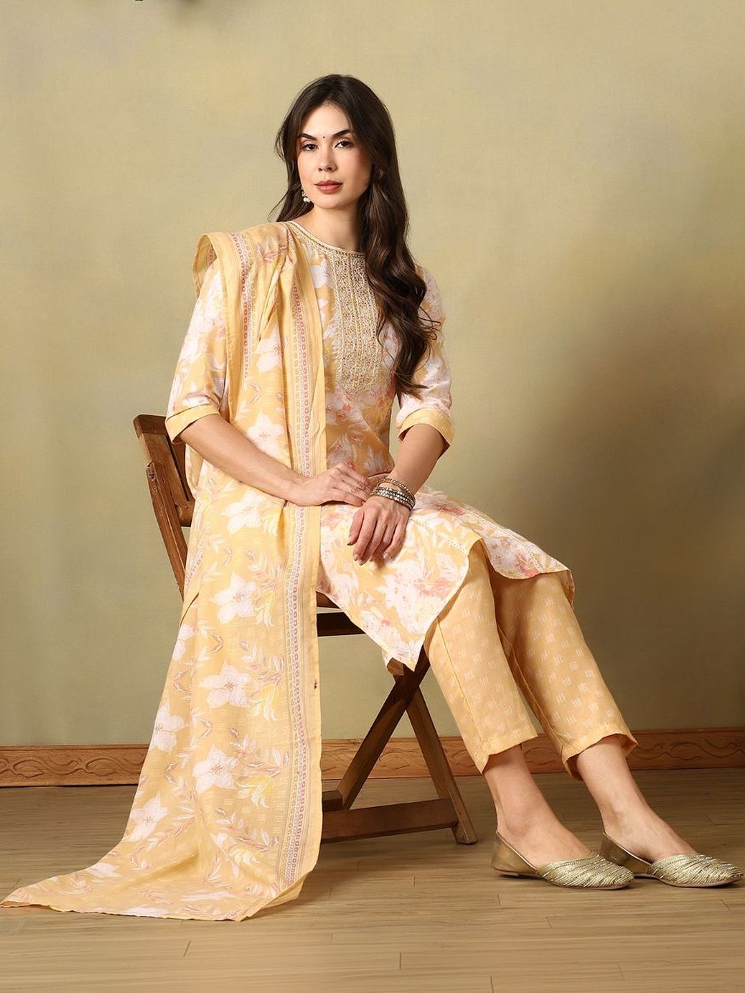 Mamicha Women Floral Printed Regular Thread Work Pure Cotton Kurta with Trousers & With Dupatta