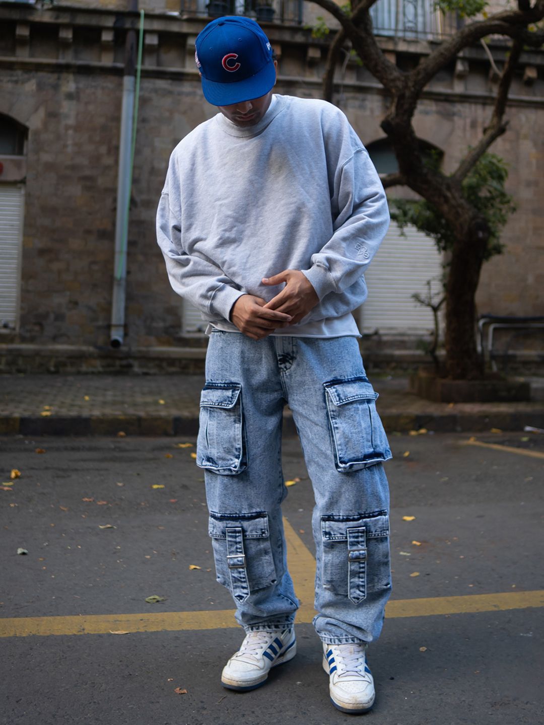 Lelaki Powerlook santai sesuai dengan jeans kargo denim yang sesuai