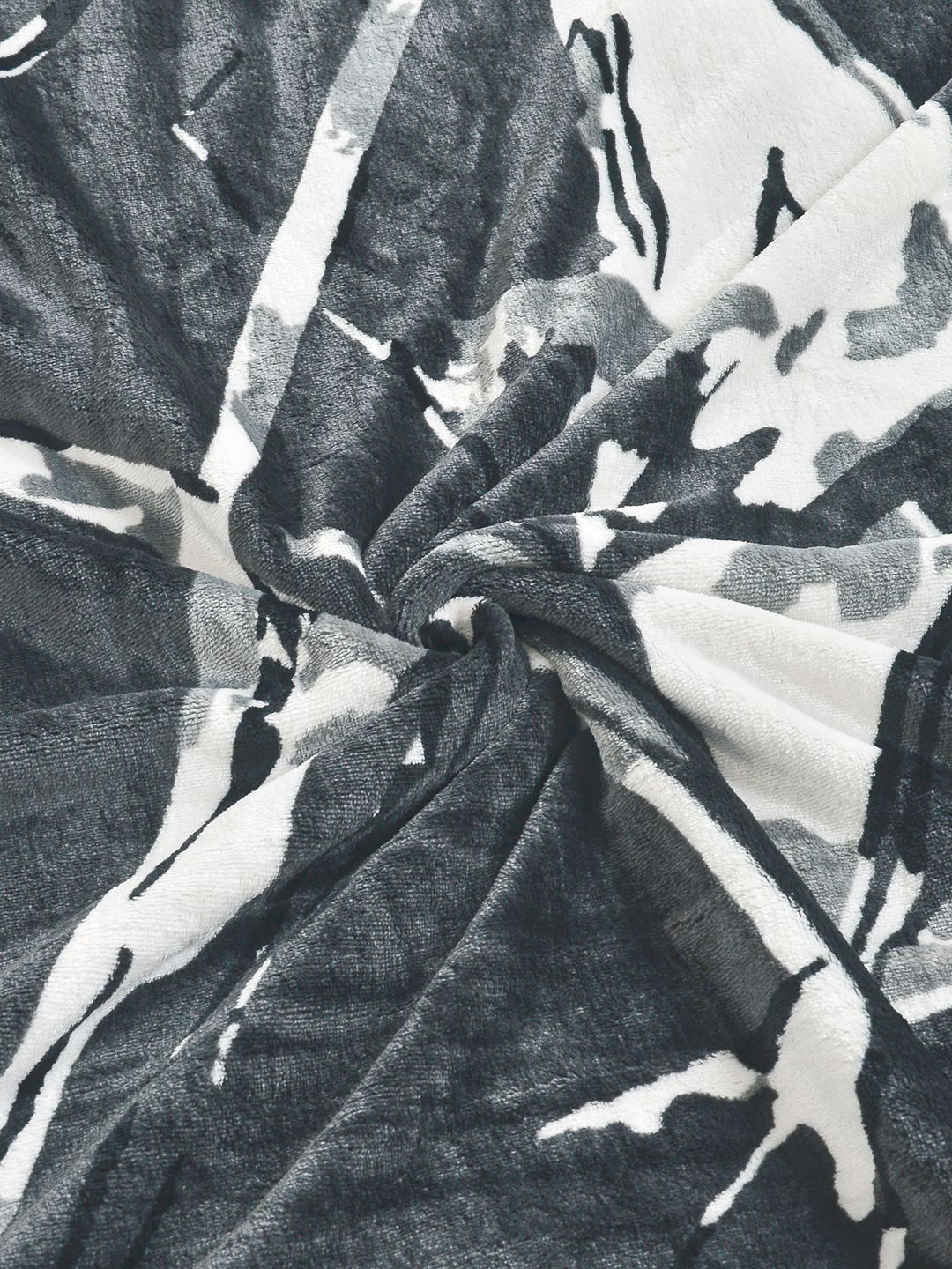 KLOTTHE Grey Geometric Printed Flat 300 TC Woolen King Double Bedsheet With 2 Pillow Cover