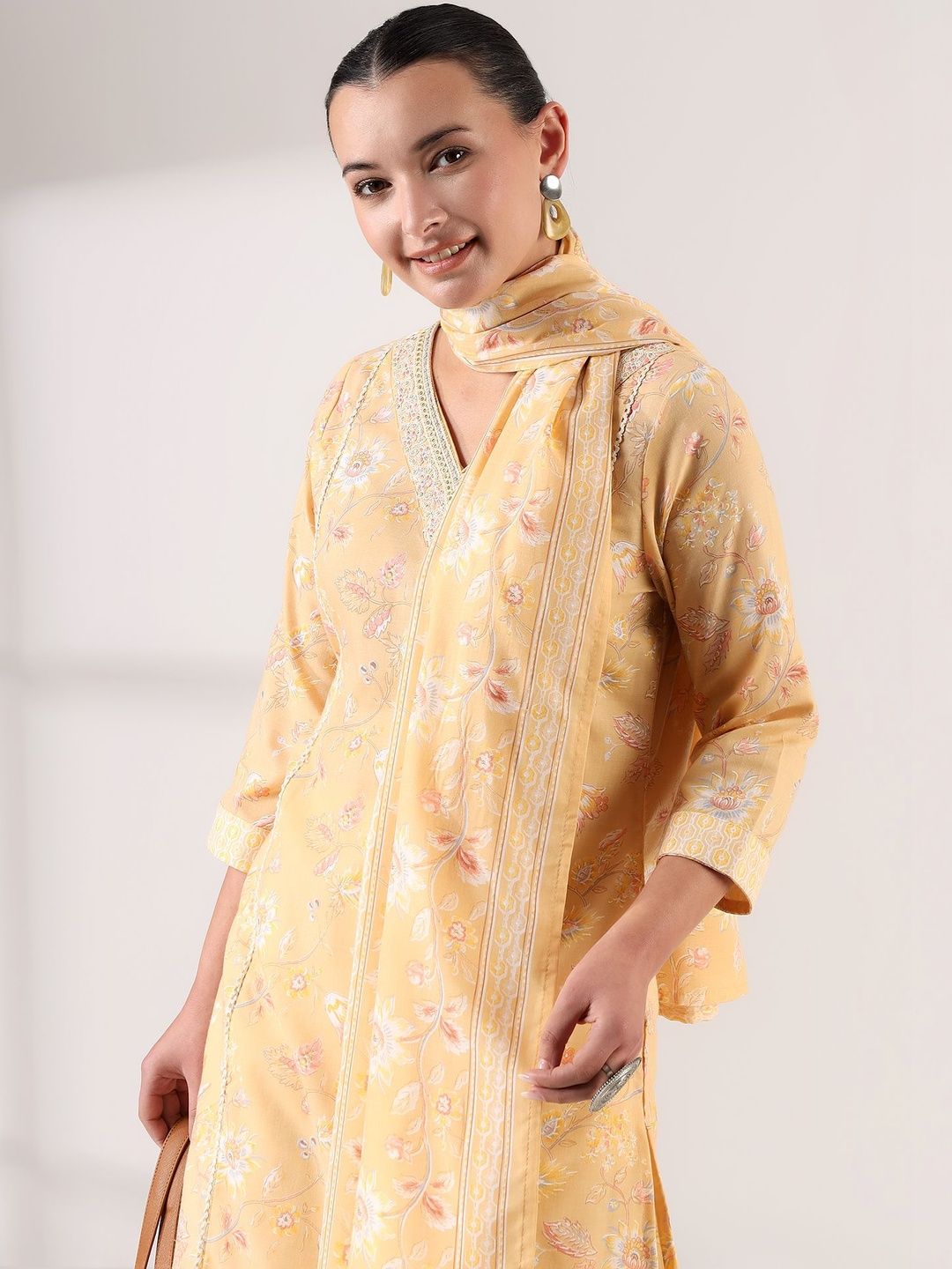 Mamicha Women Floral Printed Regular Thread Work Kurta with Trousers & With Dupatta