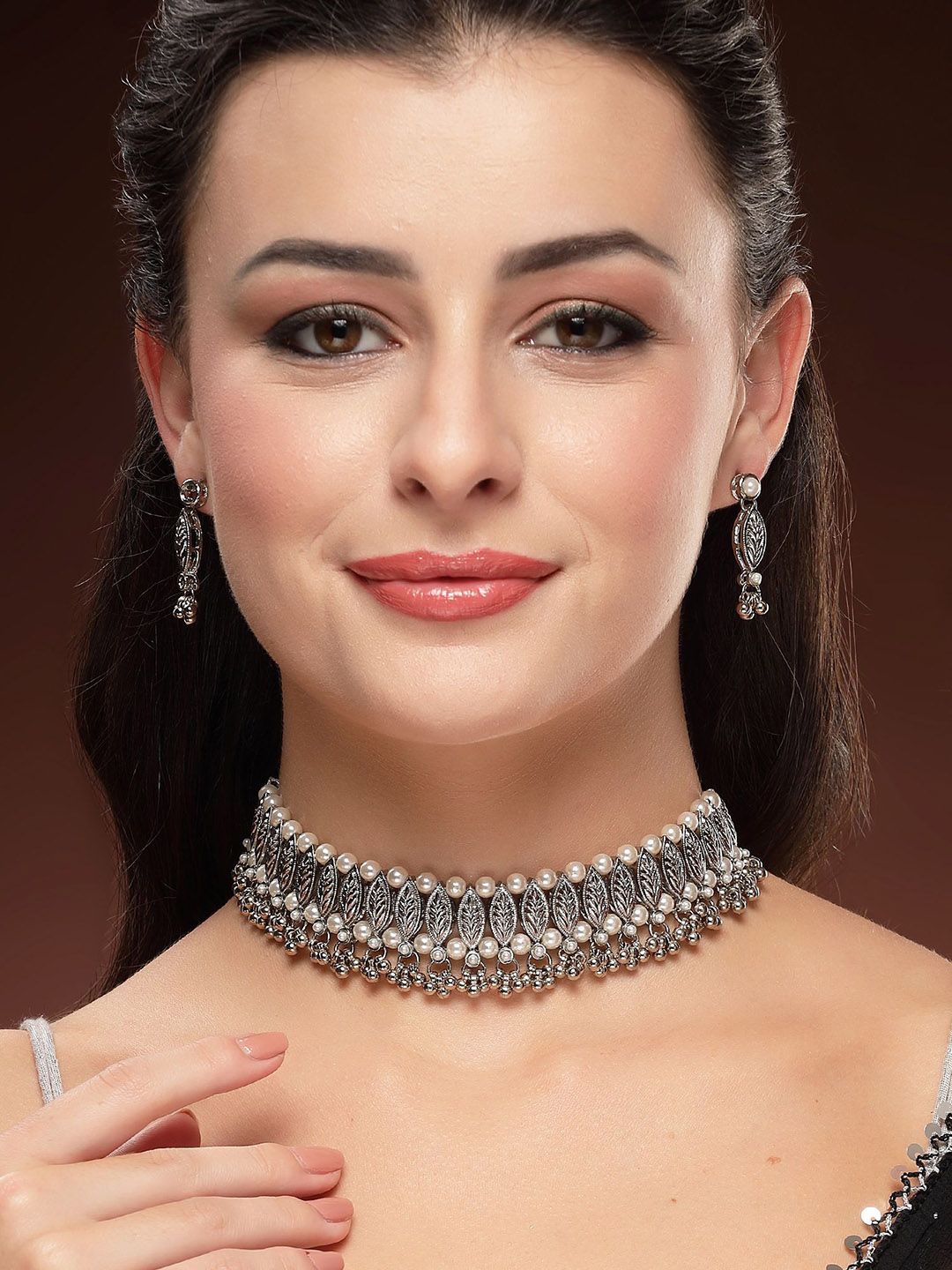 Karatcart Reka bentuk daun teroksida perak Kundan Kundan Studded & Beaded Choker Jewellery Set