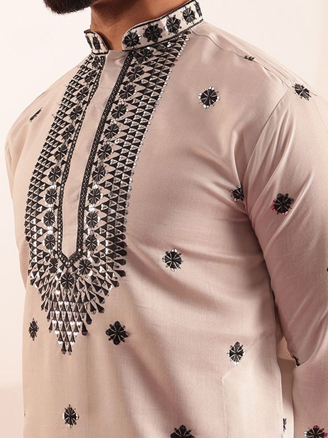 SOJANYA Men Embroidered Mirror Work Kurta