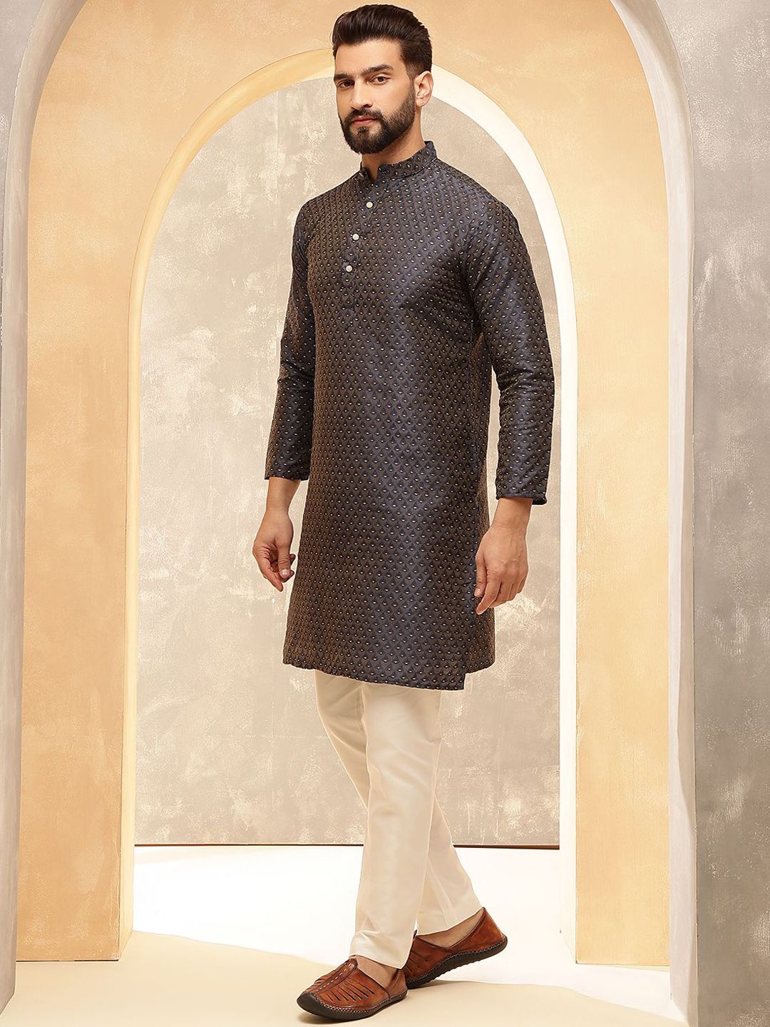 Anouk Kelabu Geometrik Bersulam Kolar Jalur Kurta Lurus