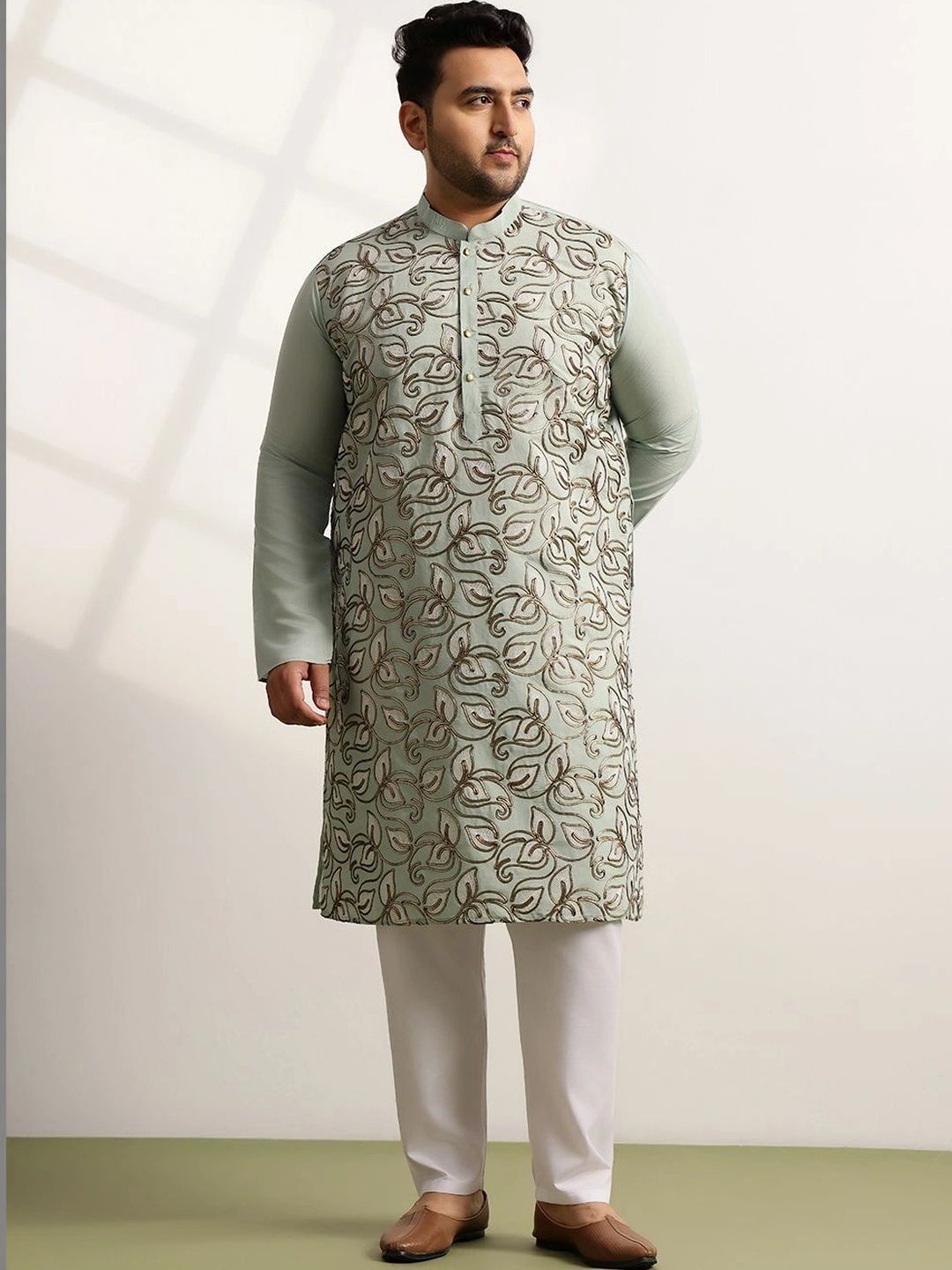 SOJANYA PLUS Men Ethnic Motifs Embroidered Regular Thread Work Kurta with Trousers
