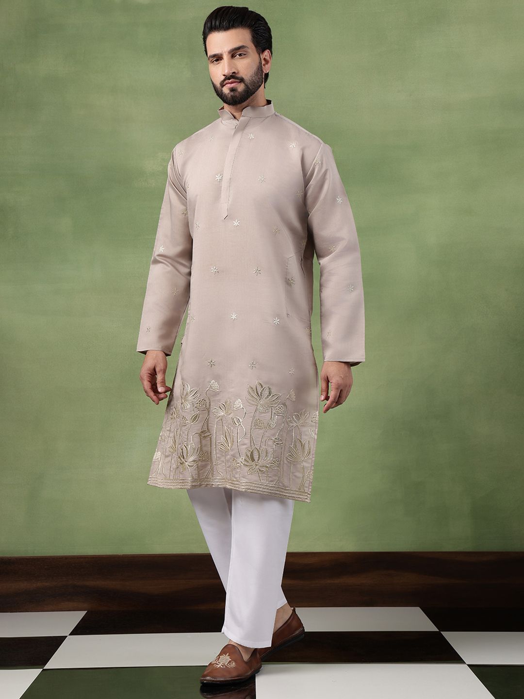 SOJANYA Men Floral Embroidered Kurta