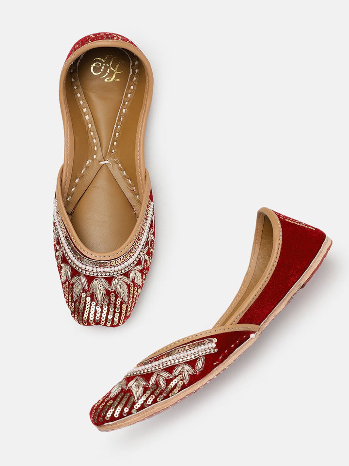 House of Pataudi Women Embellished Ethnic Mojaris
