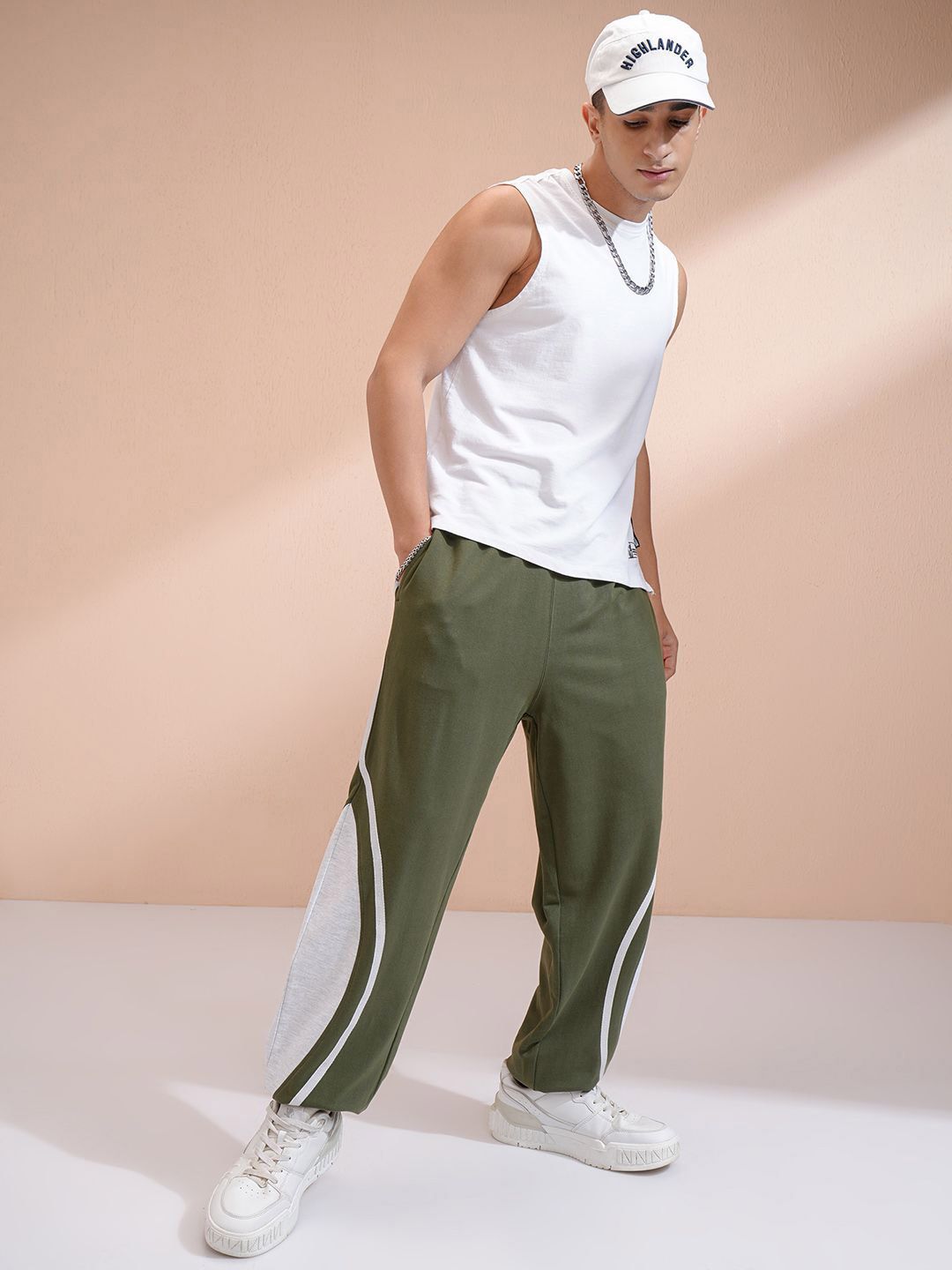 HIGHLANDER Men Colourblocked Printed Straight Fit Joggers Trousers