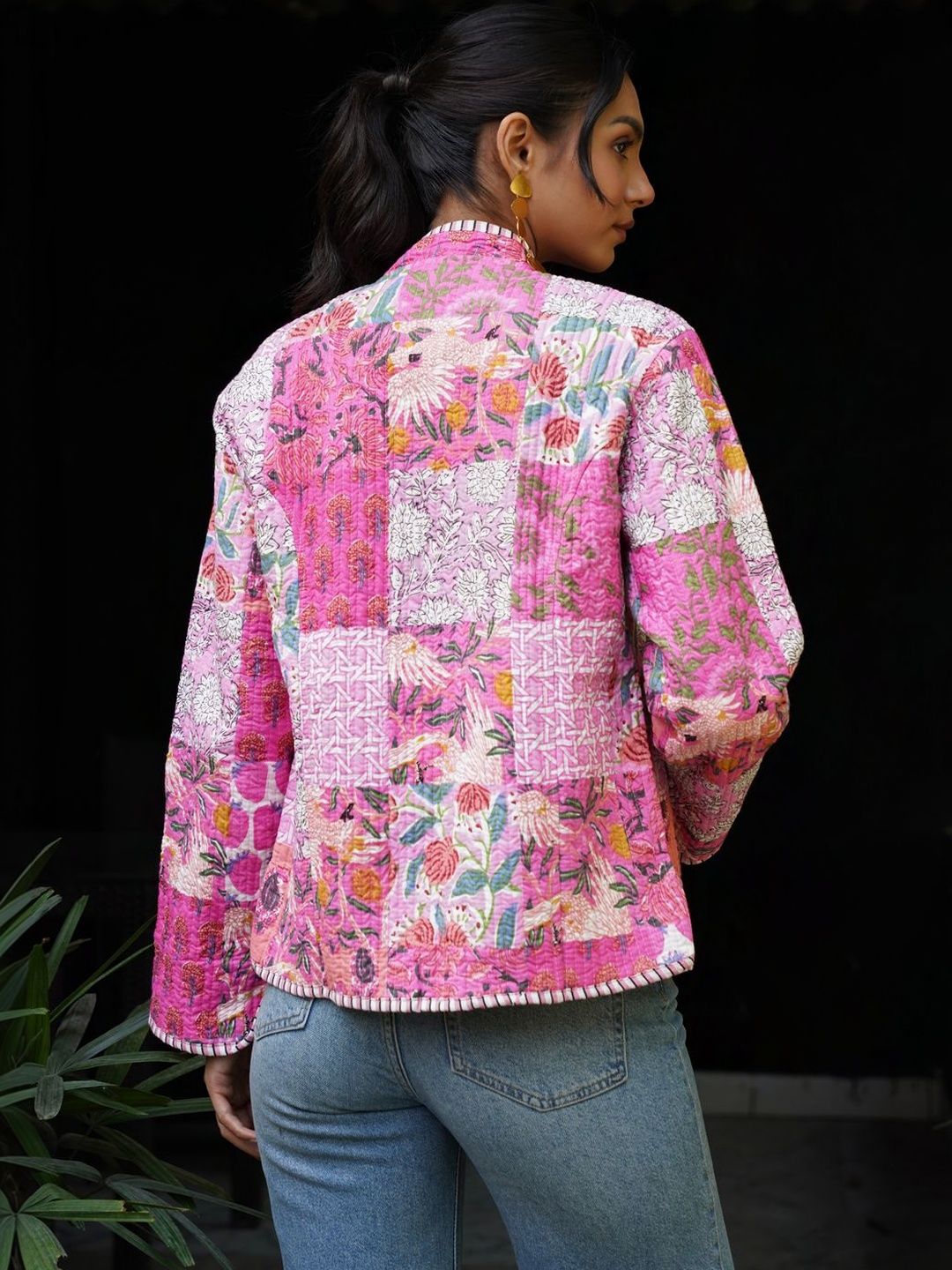Jaket Berkuilt Bunga-bungaan Wanita House of Chikankari dengan Patchwork