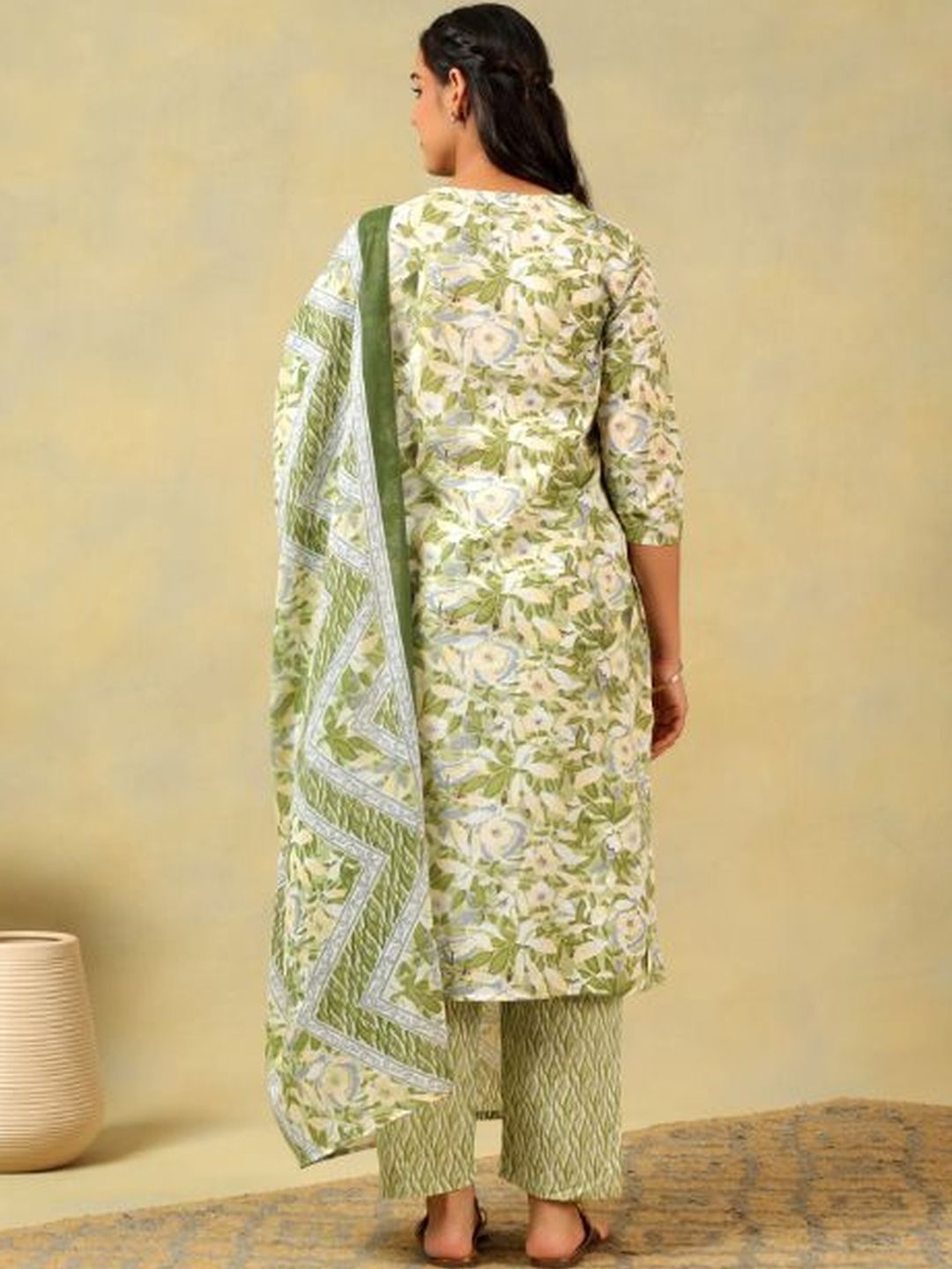 Mamicha Women Floral Printed Regular Thread Work Pure Cotton Kurta with Trousers & With Dupatta