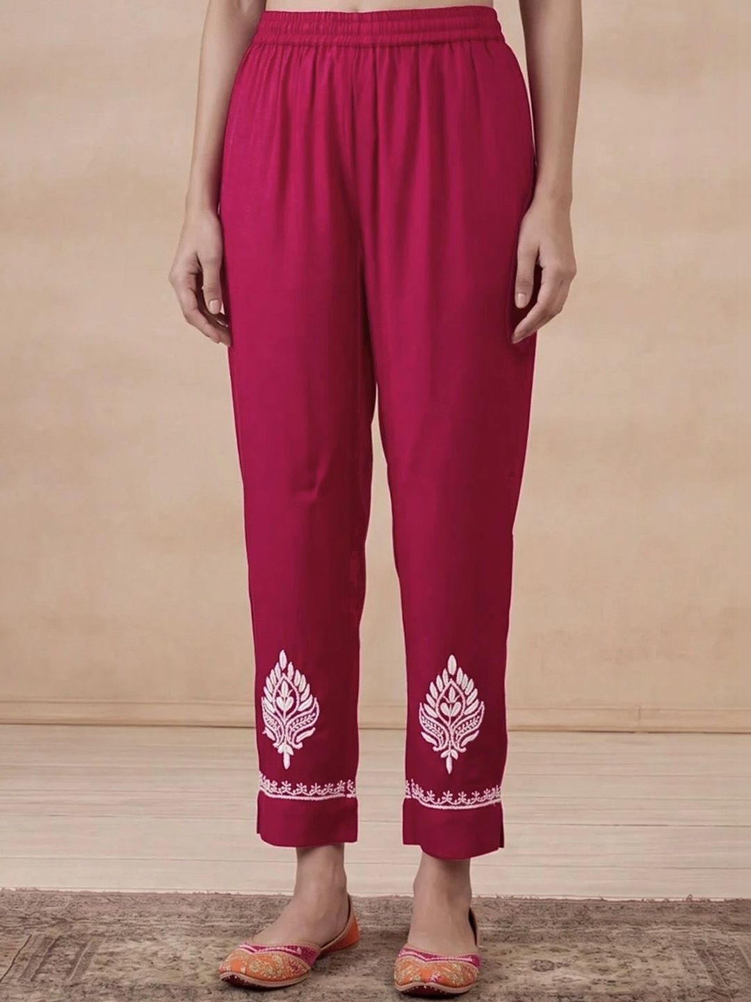 Rumah Wanita Chikankari Motif Etnik Bersulam Benang Biasa Kurta Kerja dengan Seluar & Dengan Dupatta